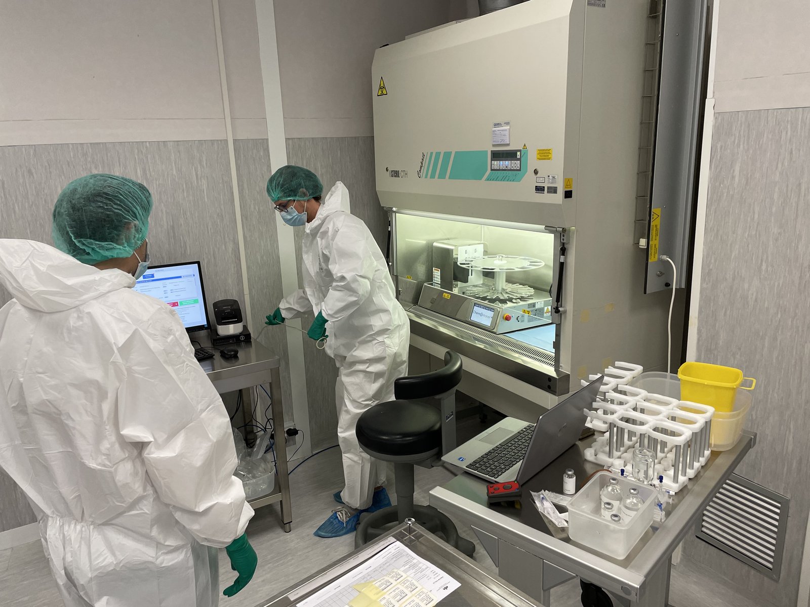 Pharmacy technicians operating ChemoMaker+